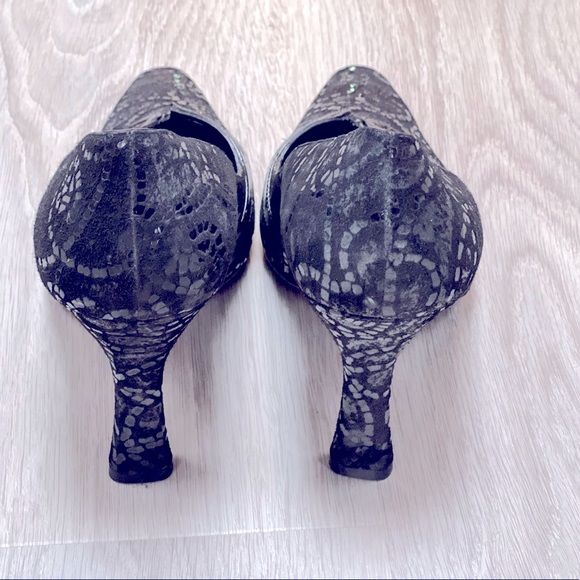 ESTILOS Black Suede and Patent Leather Textured Pumps . - Picture 3 of 7